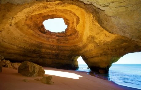 Алгарве, пещера и пляж Бенагил