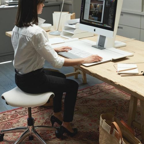 Стул-седло Freedom в офисе, альтернативный способ сидения